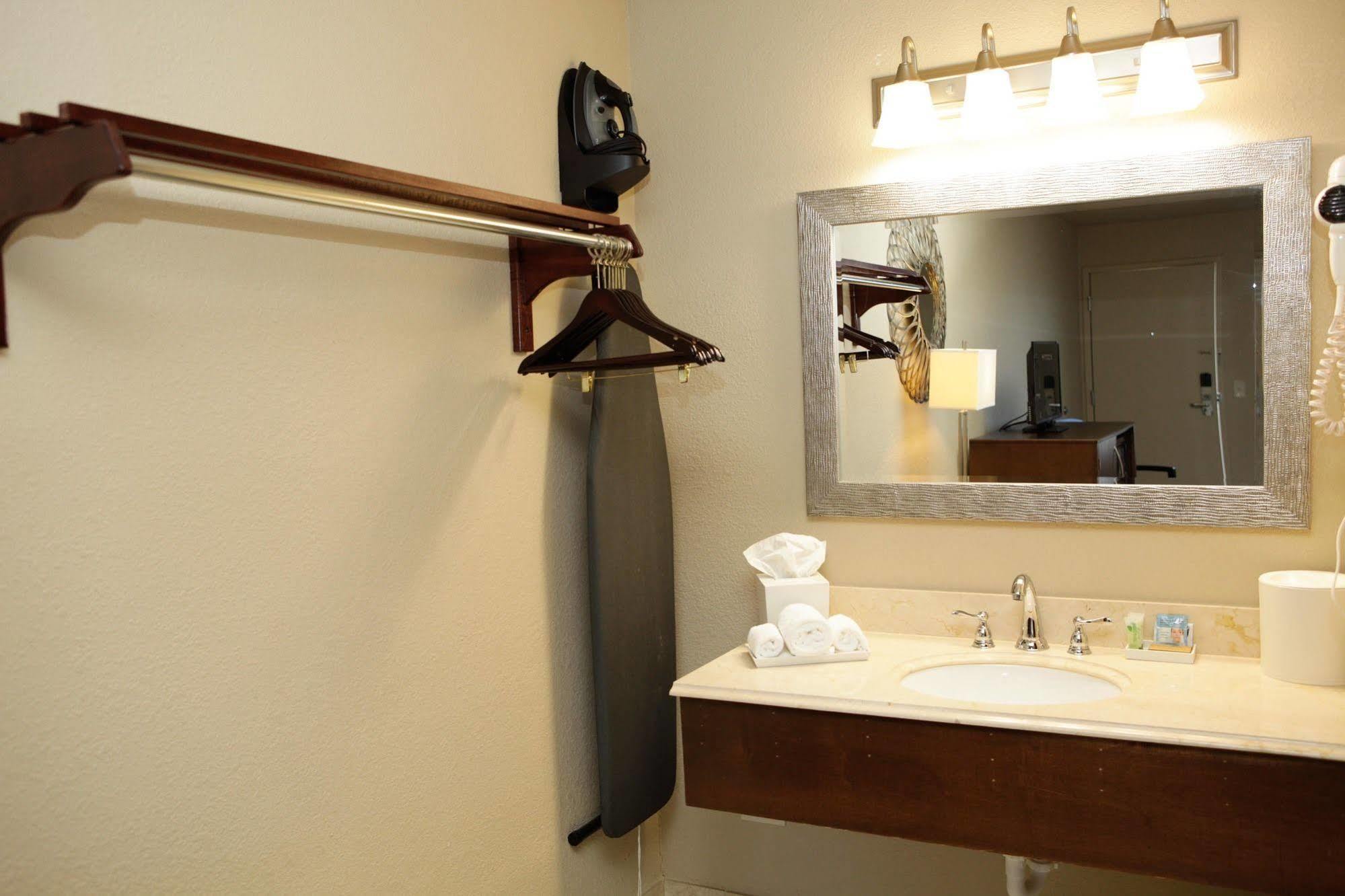 Unique Suites Hotel Чарльстон Экстерьер фото